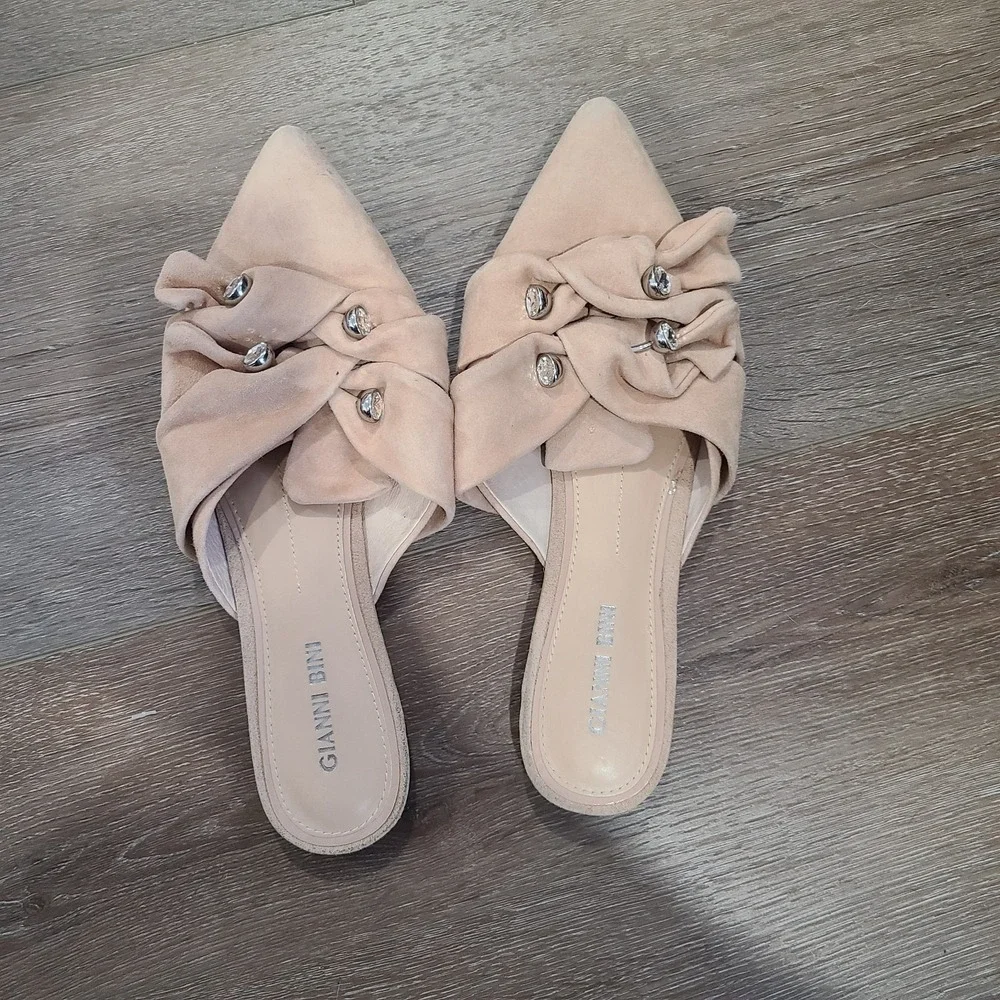 Gianni Bini Women's‎ Leather Slip On Tan Flats Diamonds Mules w/Pearls Size 8M - Picture 2 of 8